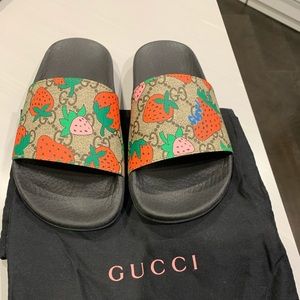 Authentic Gucci children’s slides! In stores!